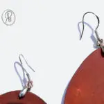 Круглые серьги из ореха на тонкой швензе, фрагмент